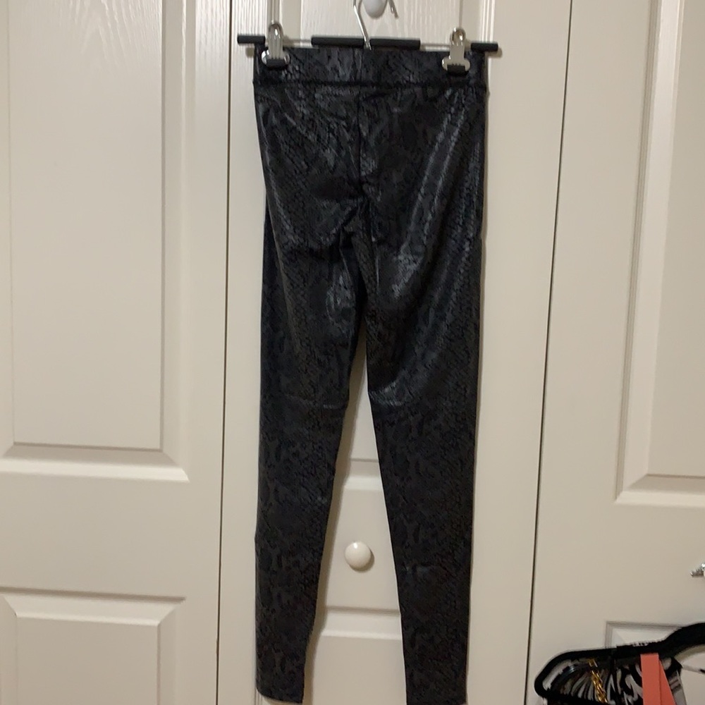 NWOT-VS Pink snake print leggings-XS - Picture 4 of 4